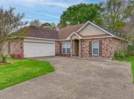 Baton Rouge Retreat with Patio, Grill and Fire Pit!