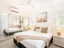 Cairns 2BR Resort Escape, 4 Pools 5 min to Airport