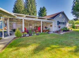 Charming Updated Retreat Walk to Lake Stevens!, hotel with parking in Lake Stevens