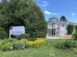 AppleCreek Resort-Hotel & Suites, hotel with hot tubs in Fish Creek