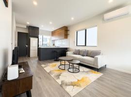 Modern 3-bds townhouse in South Auckland, hotel in Auckland