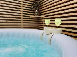 1 Bedroom apartment With Hot Tub in cardiff، فندق في كارديف
