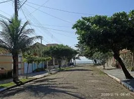 Casa espaçosa 100 metros da praia,para ate 12 pessoas