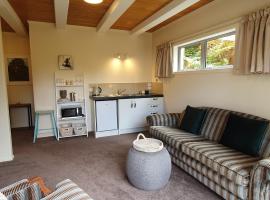 Quiet. Comfy Oasis in Whangarei, hotel with parking in Whangarei