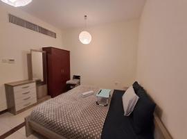 Top House Zayed Airport - Free Taxi, apartament din Al Qurayyah