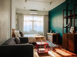 Artwork house good cozy apartment، شقة في Bang O