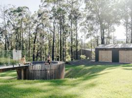 Forever Sunday, Hotel in Milton