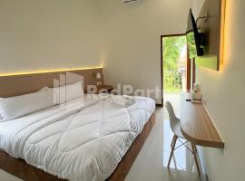 JENGGO Riverside Mitra RedDoorz near Kampung Inggris Pare, hotel v destinaci Pare