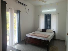 Alleppy Whitefort Homestay Dulux Rooms with Balcony, hotel di Alleppey
