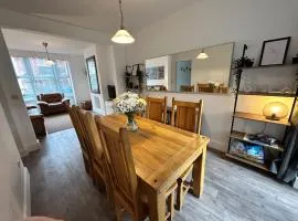 House - Sleeps 6 Pet Friendly & Courtyard
