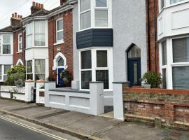 Inviting 3-Bed House in Weymouth, отель в Уэймуте