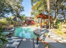 Unique studio w pool spa & gardens near downtown, ξενοδοχείο σε Τζάκσονβιλ