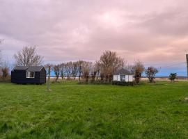 Den sorte friluftshytte på Skarø, campground in Svendborg