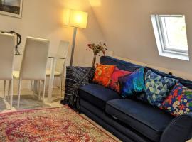 Small apartment in the heart of Selsdon!, апартамент в Addington