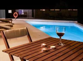 Cream Cozy Getaway - 3 Pearls Pool Retreat