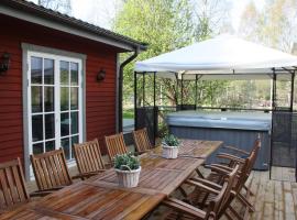 Kyrkekvarn Stugby, hotel con piscina a Sandhem