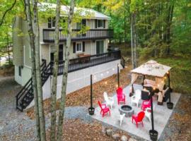 Perfect Poconos Home with Fire pit, hotel a Thornhurst