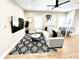 The loft at Park Place - 3rd floor walk up King and Queen beds fast WIFI and free coffee, hotel in Wilmington