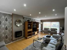 Spacious 3-Bed Haven - Free Parking & Wi-Fi, hotel in Whitefield