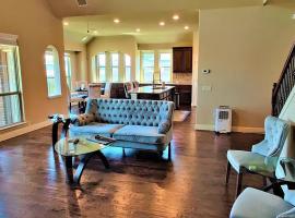 Luxurious 4br 3 baths office game room - 85 inch TV - Close to fishing boating and outdoors activities, hotel di Wylie