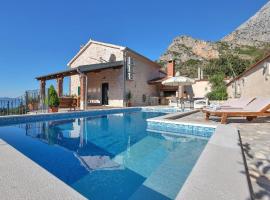 Charmantes Steinhaus mit Pool nahe Makarska mit drei Schlafzimmern und Meerblick, villa i Živogošće