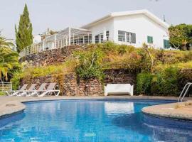 Vila da Falésia-With Pool and views, hotel i Caniço