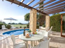 2 bedroom Villa Kornos with private pool and golf views, Aphrodite Hills Resort, hotell i Kouklia