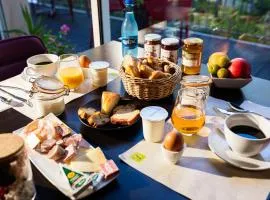 Logis Hôtel Restaurant Les 2 Rives - A75, en bordure de rivière