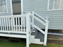 4-Bedroom Caravan static home in Clacton-on-Sea, hotell sihtkohas Clacton-on-Sea