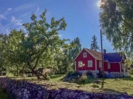 Gorgeous Home In Lnsboda With Lake View, villa i Lönsboda