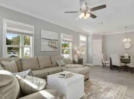 *Chic Beach Cottage Retreat* near Beach/downtown