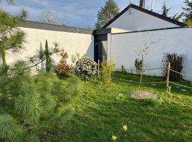 Les pins de Talant , au calme en rez de jardin, hôtel à Talant