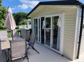 Beautiful Caravan With Decking Wifi At Isle Of Wight, Sleeps 4 Ref 84047sv, campsite in Porchfield