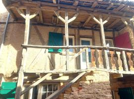 Maison médiévale avec jardin dans charmant village, villa à Vers