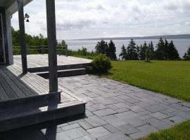 Beautiful oceanfront cottage、Guysboroughの駐車場付きホテル