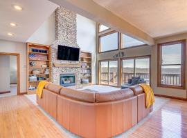 Viesnīca Lake Cumberland Home with Hot Tub and Water Views pilsētā Burnside