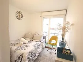 Cozy Room with Private Bathroom near Paris LaDefense Arena