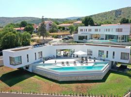 Villa Red & Blue heated pool, sauna, tennis, vila u gradu Zmijavci