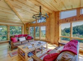 Idyllic Sturgeon Bay Cabin with Fire Pit and View, מלון בסטורג'און ביי