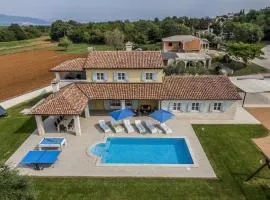 Ferienhaus mit Privatpool für 9 Personen ca 200 qm in Segotici, Istrien Südküste von Istrien