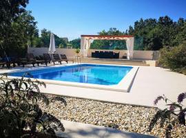 Villa La Plazza, hotel in Dugopolje