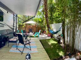 Luxury RV Camper@ Clearwater Beach Indian Rocks, apartment in Largo