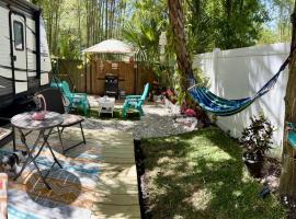 Garden Paradise RV Camper near Clearwater Beaches, hotel v destinaci Largo