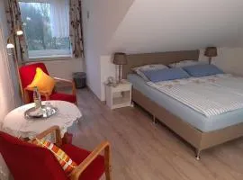 Doppelzimmer mit Frühstück , auch als Einzelzimmer, im Obergeschoß