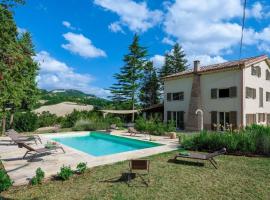 Ferienhaus in Pergola mit Privatem Pool, хотел в Пергола