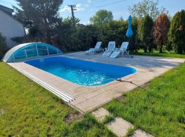 Schönes Ferienhaus mit Pool in ruhiger Lage, hotell i Balatonszentgyörgy
