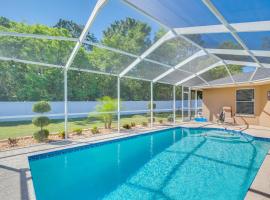 Spring Hill Home with Private Yard and Heated Pool!، فندق مع موقف سيارات في سبرينغ هيل