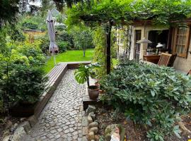 Cottage mit Garten, cheap hotel in Michendorf