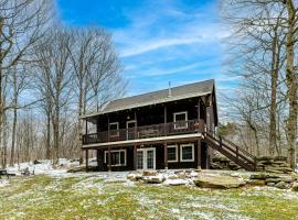 Cozy Roscoe Cabin with Fire Pit and Balcony!, holiday home in Roscoe