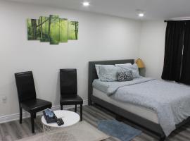 Comfy basement near KW airport, hotell i Kitchener